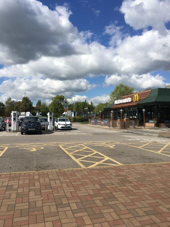 Warrington Motel, J20 M6 Lymm Services Exteriér fotografie